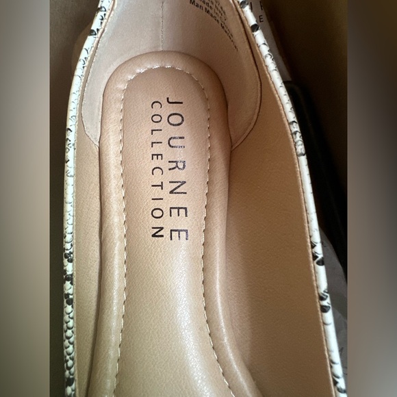 NEW Journee Collection Kavn Ballet Flats Snake Print Size 7 Narrow - Picture 8 of 8